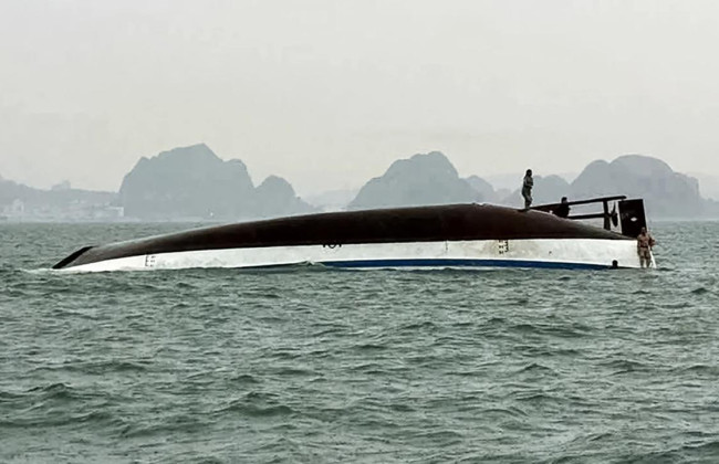 Во Вьетнаме во время шторма опрокинулась туристическая лодка: 37 погибших, среди них дети