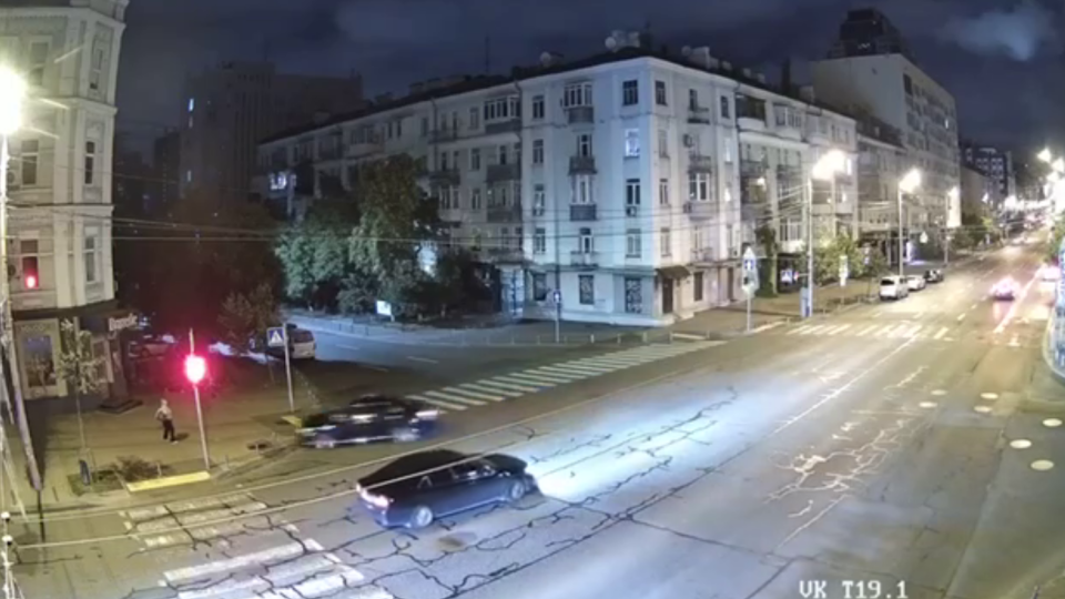 У Києві працівник прокуратури збив жінку на тротуарі та втік — генпрокурор Кравченко взяв справу під свій контроль, відео ДТП