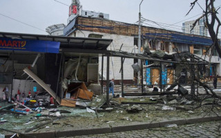 У Києві очевидець заявив про пограбування магазину мобільної техніки, який постраждав через обстріл, оновлено