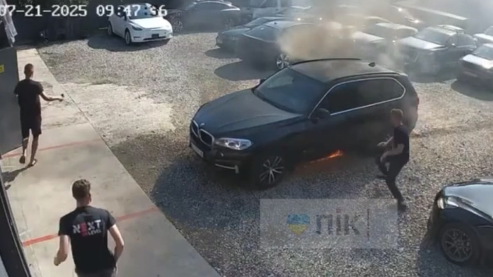 Во Франковске водитель до последнего пытался спасти горящее авто, но доехал только до СТО