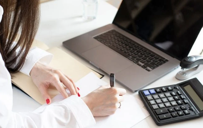 В Гоструда объяснили, может ли работодатель в случае простоя перевести работника на другую работу