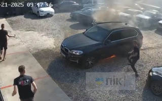 У Франківську водій до останнього намагався врятувати палаюче авто, але доїхав лише до СТО