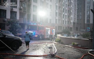 Київ у диму після обстрілу: у ДСНС повідомили про наслідки атаки, є загиблий, фото