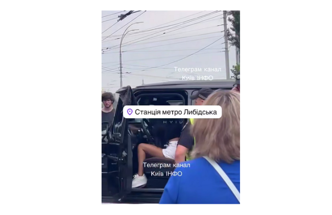 В Киеве на Лыбидской женщина за рулем «гелика» вылетела с дороги и врезалась в МАФ — видео