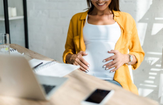 Стало известно, может ли находящаяся за границей работница дистанционно открыть больничный в связи с беременностью и родами