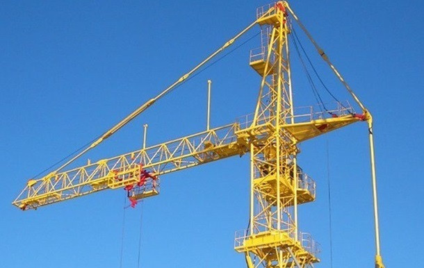 В Киеве из-за шквального ветра упал строительный кран – видео