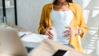 Стало известно, может ли находящаяся за границей работница дистанционно открыть больничный в связи с беременностью и родами