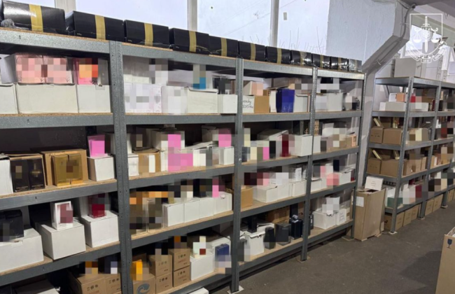 На Полтавщині виготовляли підробки парфумів та косметики на мільйони гривень