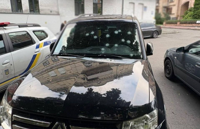 В Киеве мужчина обстрелял автомобиль во дворе жилого комплекса из-за конфликта с водителем