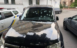 У Києві чоловік обстріляв автомобіль у дворі житлового комплексу через конфлікт з водієм