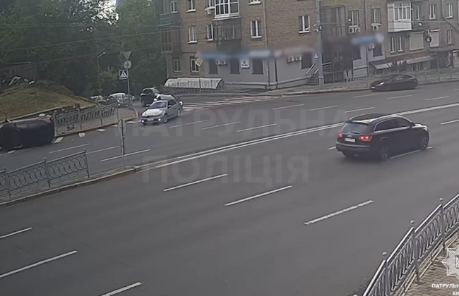 В Киеве женщина снесла ограждение и опрокинула авто на бок — видео ДТП «на ровном месте»