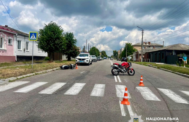 На Київщині 74-річна жінка на мопеді врізалася в 24-річного байкера на Ducati – фото