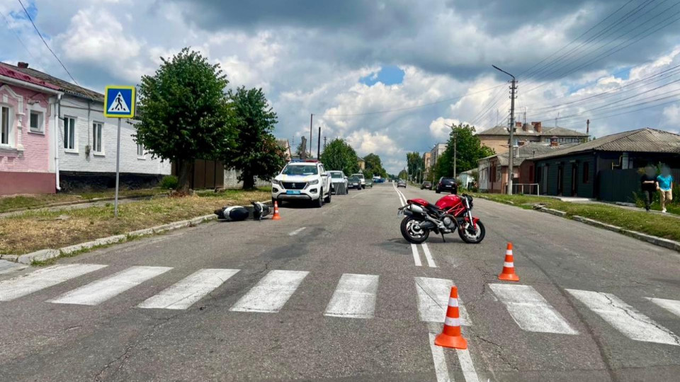 В Киевской области 74-летняя женщина на мопеде врезалась в 24-летнего байкера на Ducati – фото