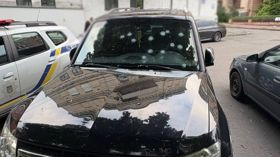 В Киеве мужчина обстрелял автомобиль во дворе жилого комплекса из-за конфликта с водителем
