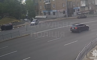 В Киеве женщина снесла ограждение и опрокинула авто на бок — видео ДТП «на ровном месте»