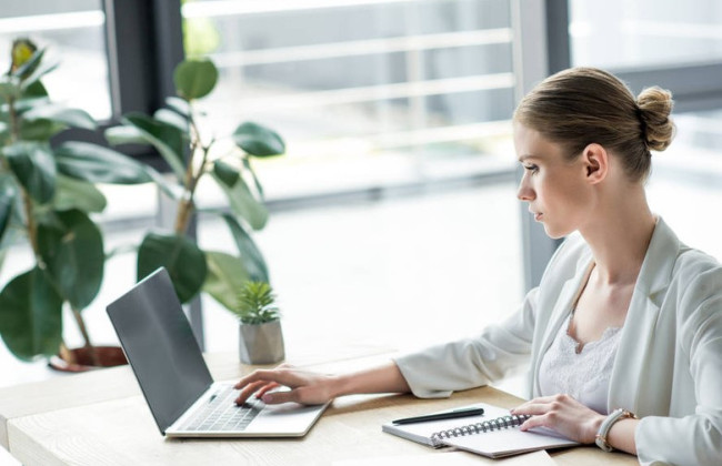 Может ли работник-бюджетник отказаться от ежегодного отпуска и получить вместо него денежную компенсацию — разъяснение