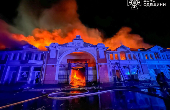 В Одессе после обстрела горел Привоз, повреждения получил Приморский бульвар, разрушена многоэтажка, фото