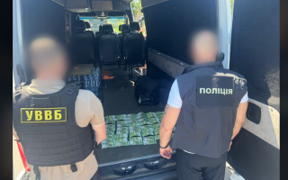На Закарпатті чоловік намагався підкупити прикордонника за $8 тисяч, щоб вивезти до Румунії ухилянтів