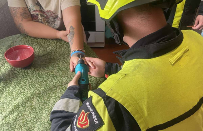 В Киеве женщина вызвала спасателей, чтобы снять кольцо с пальца