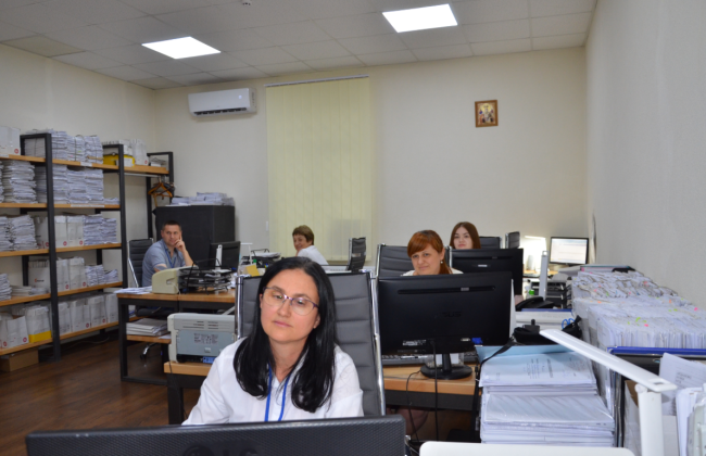 Работники аппаратов судов и помощники судей рассказали о неофициальных доплатах от судей – опрос