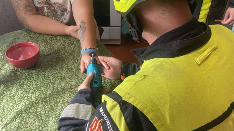 У Києві жінка викликала рятувальників, щоб зняти каблучку з пальця