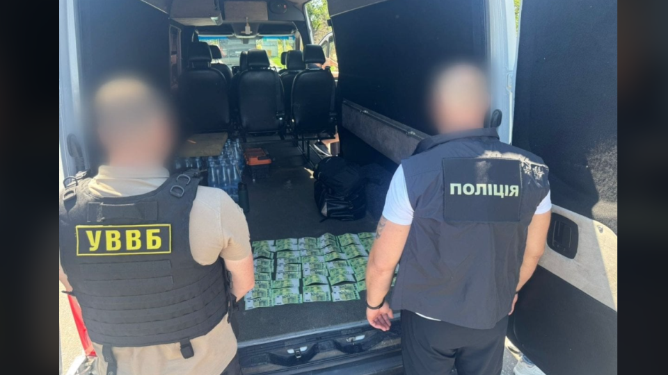 На Закарпатье мужчина пытался подкупить пограничника за $8 тысяч, чтобы вывезти в Румынию уклонистов