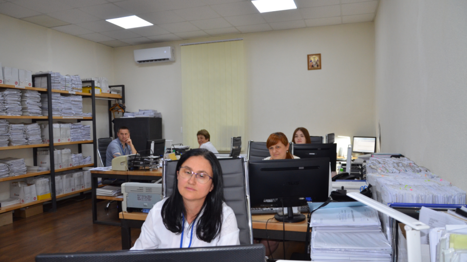 Працівники апаратів судів та помічники суддів розповіли про неофіційні доплати від суддів – опитування