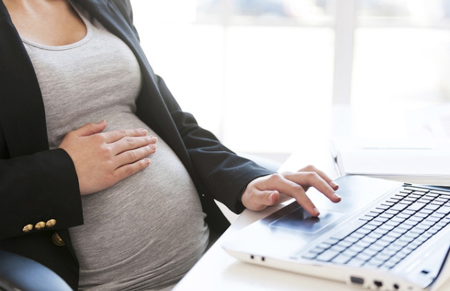 Может ли беременная женщина открыть больничный в Украине, находясь за границей — разъяснение