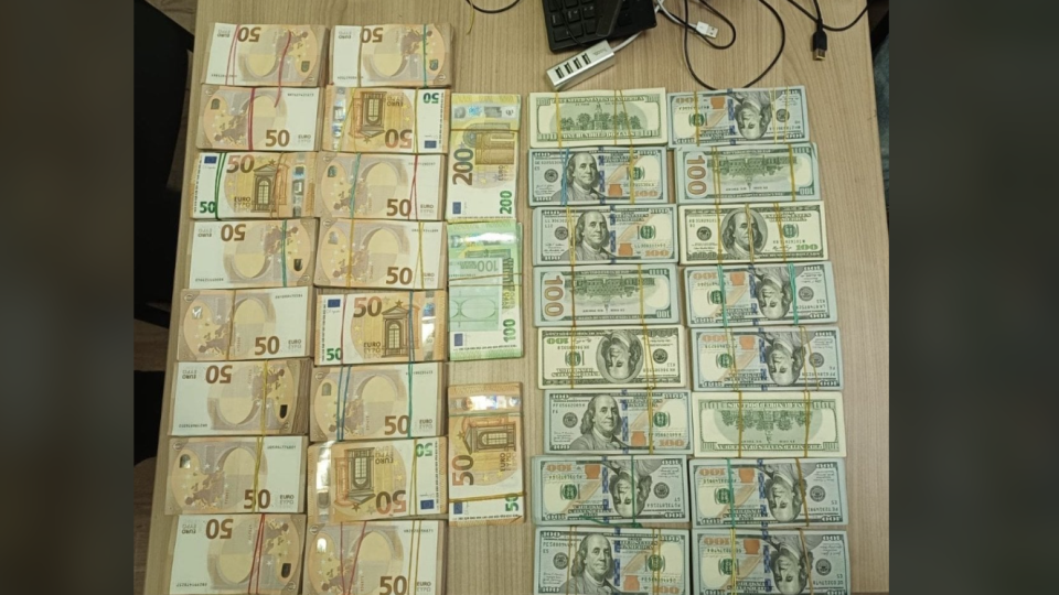 В Одеській області чоловік намагався вивезти 100 тисяч євро та 160 тисяч доларів за кордон, фото