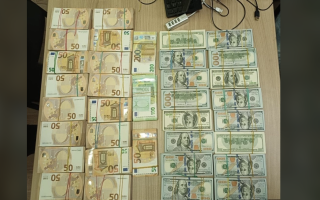 В Одеській області чоловік намагався вивезти 100 тисяч євро та 160 тисяч доларів за кордон, фото