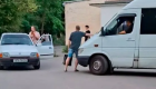 У Полтаві люди перекрили дорогу автобусу ТЦК, мобілізовані розбіглися — відео та реакція ТЦК