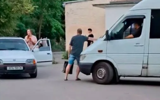 У Полтаві люди перекрили дорогу автобусу ТЦК, мобілізовані розбіглися — відео та реакція ТЦК
