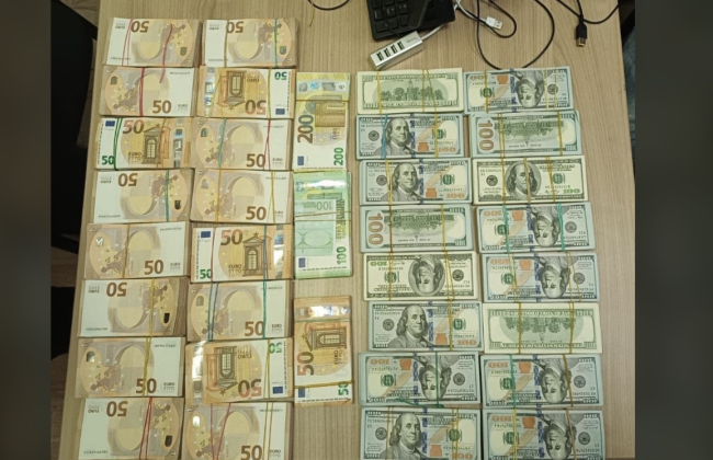 В Одесской области мужчина пытался вывезти 100 тысяч евро и 160 тысяч долларов за границу, фото