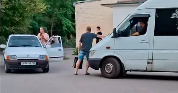 У Полтаві люди перекрили дорогу автобусу ТЦК, мобілізовані розбіглися — відео та реакція ТЦК