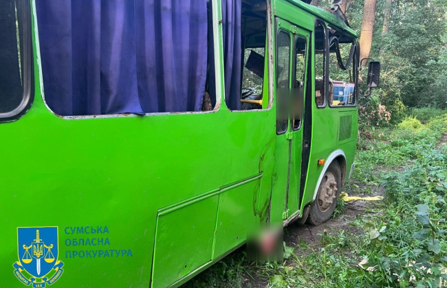 На Сумщине БПЛА ударил по автобусу – погибли три женщины, около 20 человек ранены