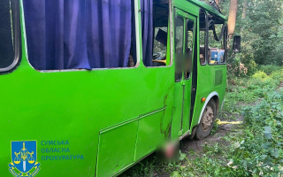 На Сумщині БПЛА вдарив по автобусу – загинули три жінки, близько 20 людей поранені