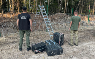 На Буковині прикордонники зірвали спробу контрабанди сигарет до Румунії через драбину