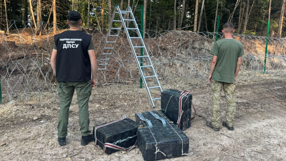 На Буковині прикордонники зірвали спробу контрабанди сигарет до Румунії через драбину