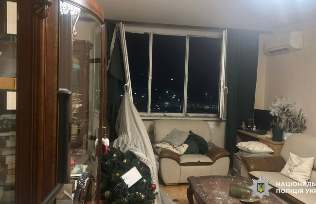 Выбиты окна и повреждены квартиры — показали последствия атаки БпЛА в Дарницком районе Киева, фото