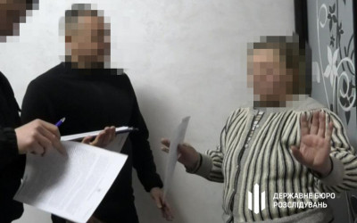 Взятки по $5 тысяч и влиятельные знакомства – будут судить пенсионерку и племянника за схему уклонения от службы