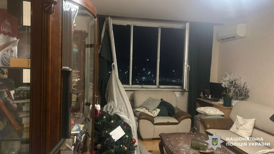 Вибиті вікна та пошкоджені квартири – показали наслідки атали БпЛА у Дарницькому районі Києва, фото