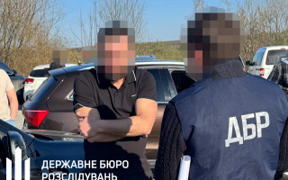 Адвоката з Львівщини судитимуть за спробу переправлення чоловіка за кордон і погрози судді