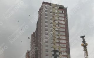 Негода у Києві: вітер зриває облицювання з будинків — уламки падають на авто і людей