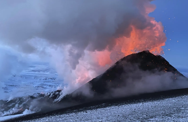 На Камчатке после землетрясения активизировался крупнейший вулкан Северного полушария — фото