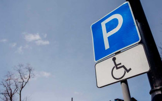 Водії з інвалідністю користуватимуться пільгами лише за наявності спеціального знака з QR-кодом