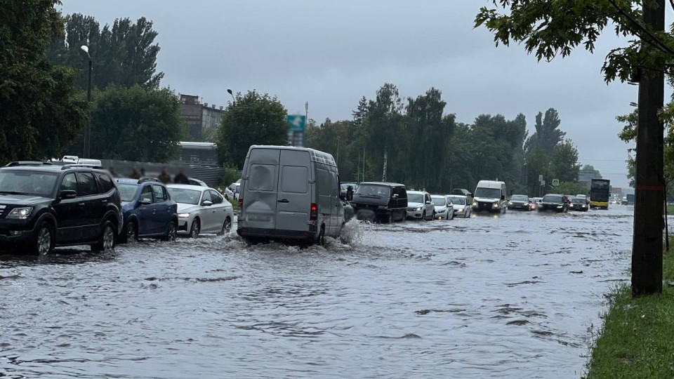 У Києві через негоду потоп – ускладнений рух на кількох вулицях, авто «плавають», фото