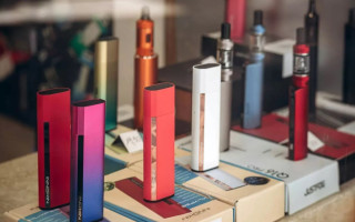 Народні депутати пропонують повністю заборонити продаж електронних сигарет в Україні