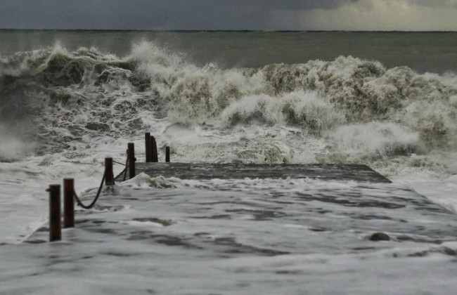 Отдыхающих на море в Одессе предупредили о высоких волнах и сильном ветре