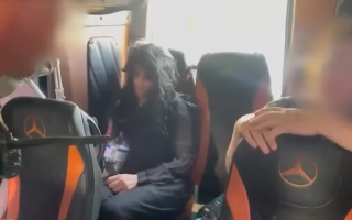 На Одещині чоловік перевдягнувся у жінку, щоб виїхати за кордон — фото та відео