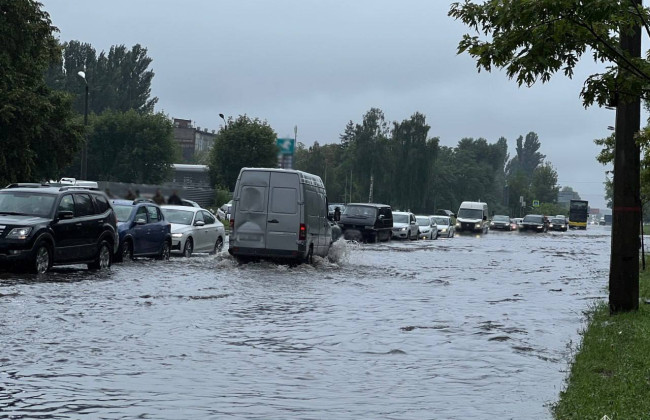 В Киеве из-за непогоды — потоп: затруднено движение на нескольких улицах, авто «плавают», фото